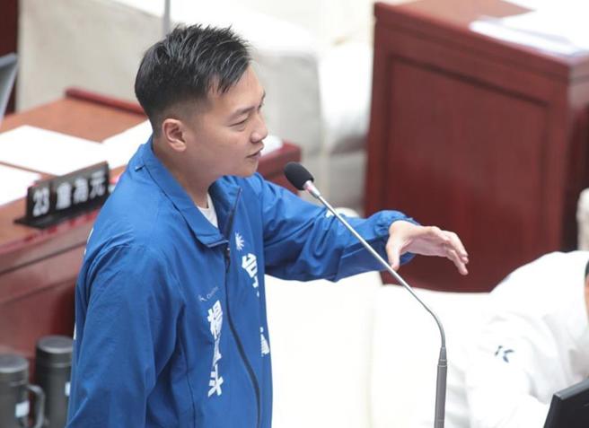 台灣新聞通訊社-蔣萬安簽名遭「蓋牌」引一星負評!沈伯洋籲勿波及店家 楊植斗嗆:怎麼有臉?