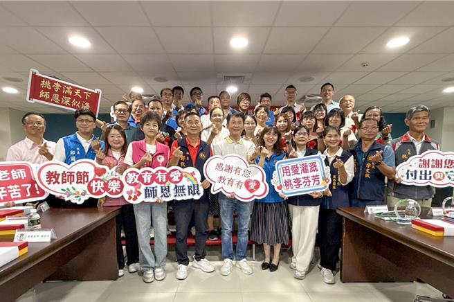 台灣新聞通訊社-感恩教師付出!苗栗後龍首辦鎮級表揚 25名績優教師獲獎