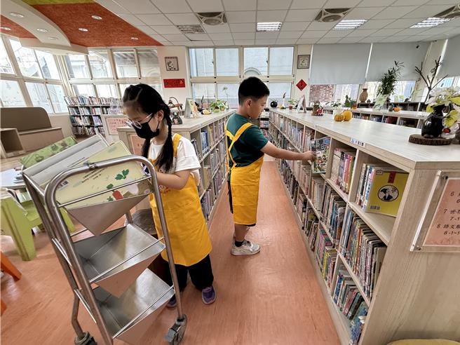 台灣新聞通訊社-圖書館員都在忙什麼?苗栗造橋16童「親上工」找答案