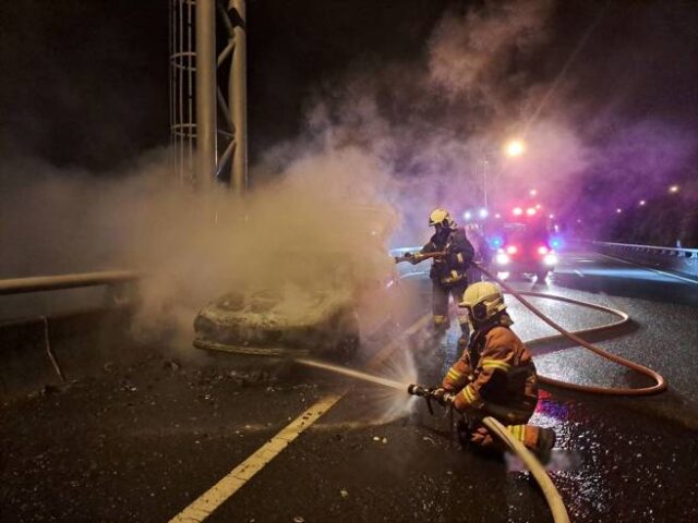 台灣新聞通訊社-快訊》國5深夜火燒車！轎車「烈焰沖天」3人驚險逃生