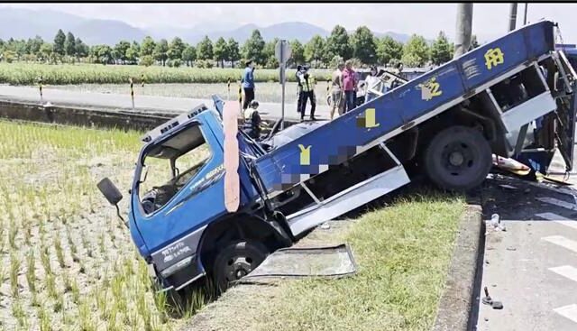 台灣新聞通訊社-撞擊瞬間太猛！宜蘭泛舟業大貨車、轎車雙雙栽進田 車斗炸裂6人送醫