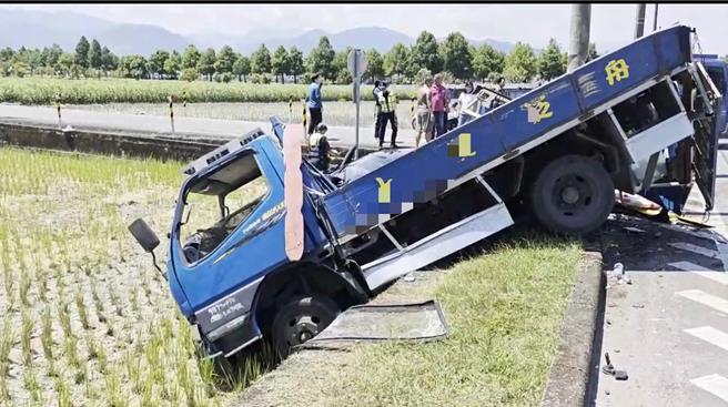 台灣新聞通訊社-撞擊瞬間太猛!宜蘭泛舟業大貨車、轎車雙雙栽進田 車斗炸裂6人送醫