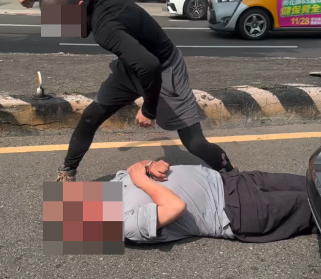台灣新聞通訊社-台中行車糾紛!阿北持刀嗆人反遭打趴 「眼耳滲血抽搐」駭人畫面曝