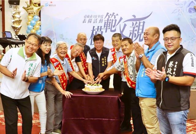 台灣新聞通訊社-「沒有老婆就沒有今天的我」 6連任里長獲模範父親先謝妻