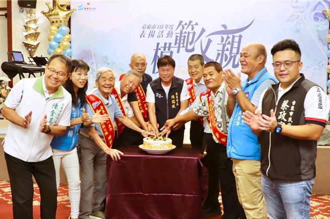 台灣新聞通訊社-「沒有老婆就沒有今天的我」 6連任里長獲模範父親先謝妻
