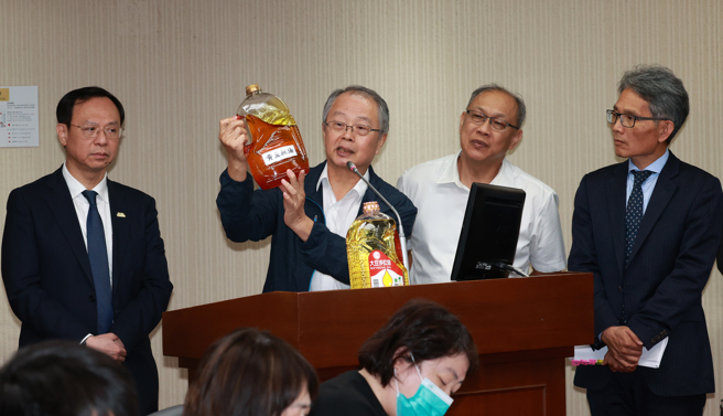 台灣新聞通訊社-台糖粗油超標未通報爭議 綠委批:斷訊在供應鏈內部