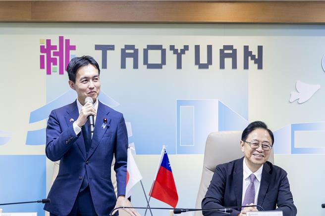 台灣新聞通訊社-自民黨青年局拜會張善政笑喊:盼用桃子牽線