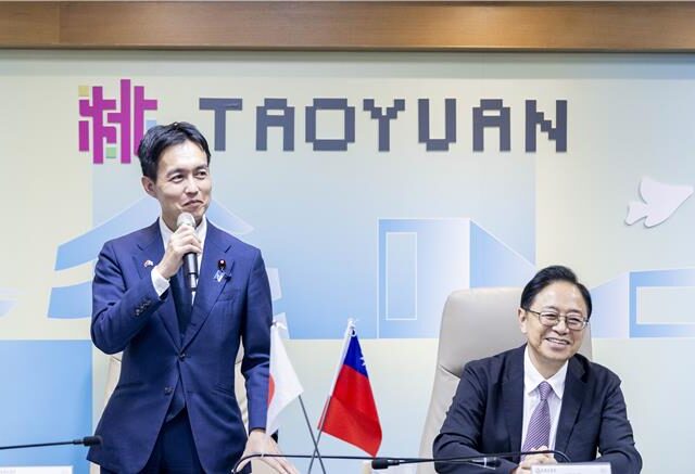 台灣新聞通訊社-自民黨青年局拜會張善政笑喊：盼用桃子牽線