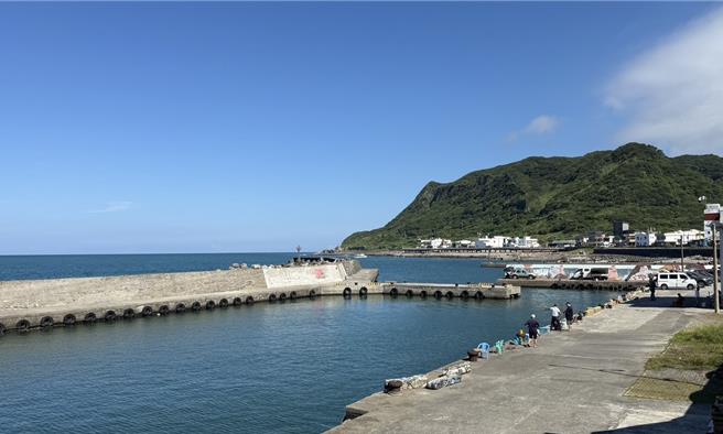 台灣新聞通訊社-北海岸竹筴魚大咬！釣客湧入草里漁港 垃圾滿地亂象挨轟