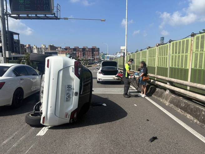 台灣新聞通訊社-國1北大業隧道外翻車害回堵 女駕駛疑超車撞擊釀禍