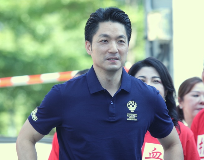 台灣新聞通訊社-「蓋牌」蔣萬安簽名被刷一星負評 徐巧芯籲藍營支持者:別跟青鳥一樣
