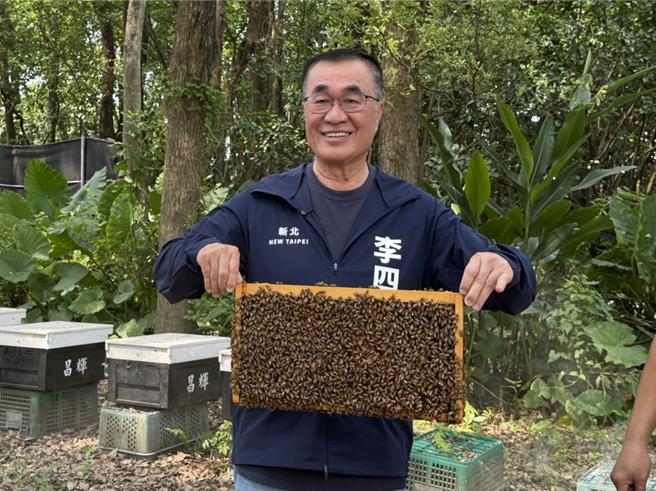 台灣新聞通訊社-李四川訪樹林養蜂場 蜂農贈檸檬蜂蜜水別具深意