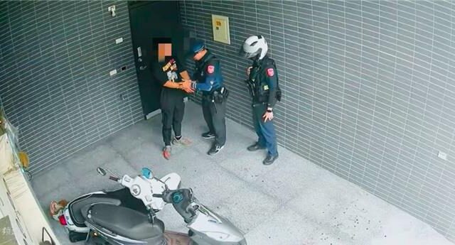 台灣新聞通訊社-昔日情侶為80萬債務糾紛反目 男持刀堵前女友攻擊