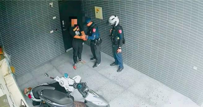 台灣新聞通訊社-昔日情侶為80萬債務糾紛反目 男持刀堵前女友攻擊