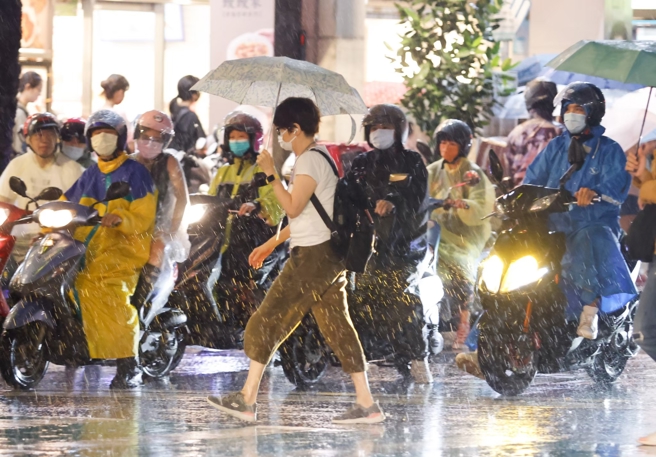 台灣新聞通訊社-晚間雨勢轉大 7縣市豪、大雨特報 大雷雨轟3地