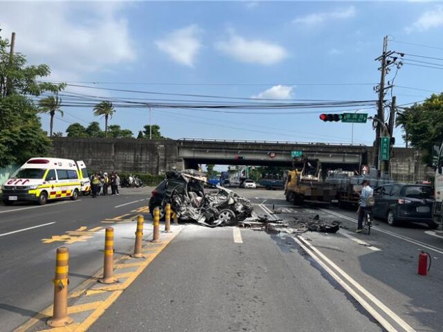 台灣新聞通訊社-屏東嚴重追撞車禍 車頭全毀駕駛昏迷！3傷送醫