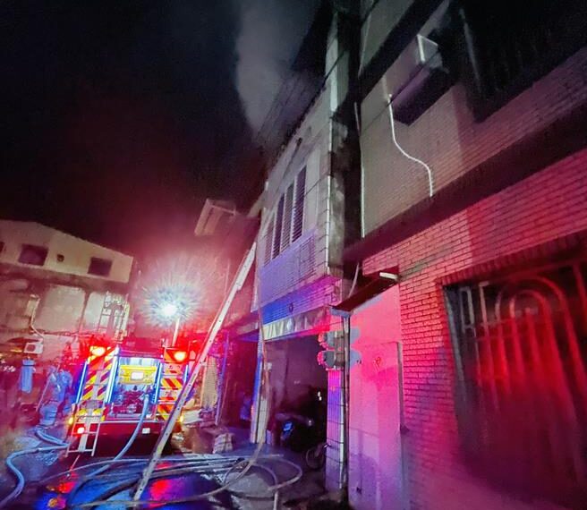 台灣新聞通訊社-高雄梓官民宅凌晨竄火 父子受困消防急架梯救人