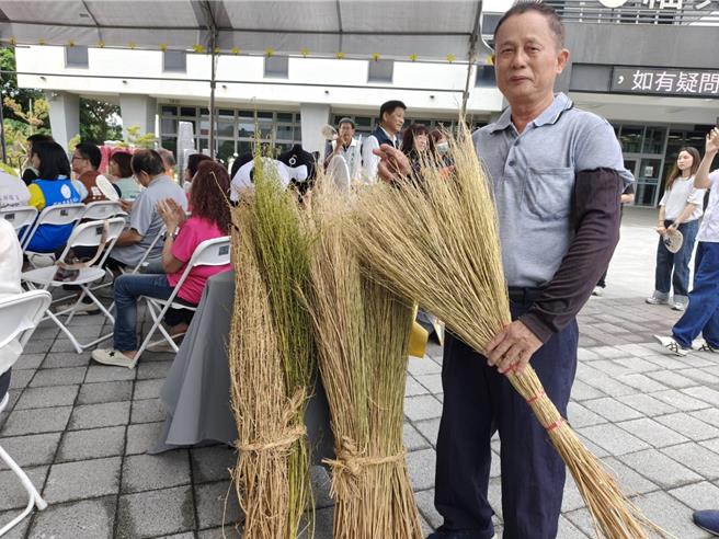 台灣新聞通訊社-掃地機器人普及!彰化傳統地膚草掃帚式微 全村僅存2師傅堅守