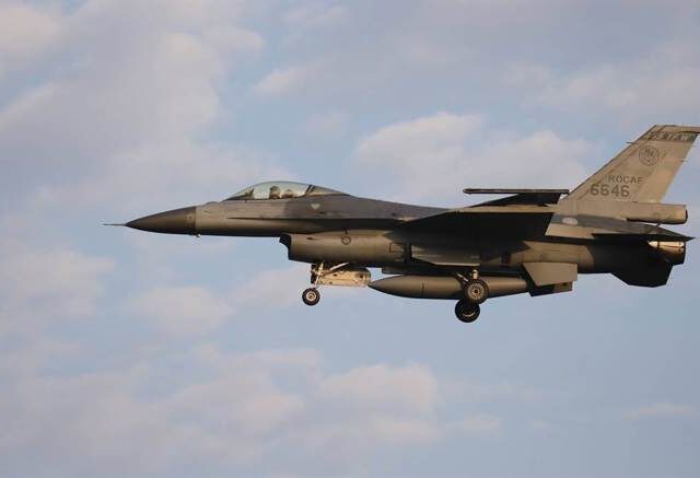 台灣新聞通訊社-快訊》漢光演習首日出事了！ F-16降落嘉義基地衝出跑道