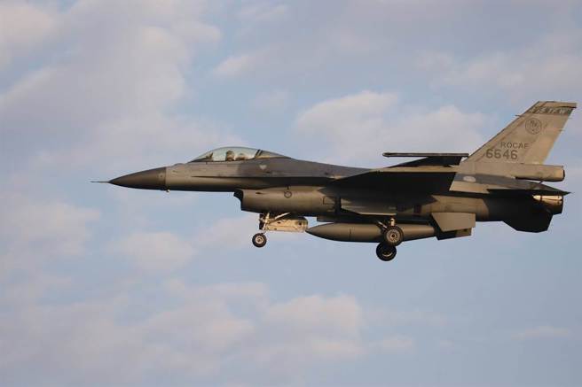 台灣新聞通訊社-快訊》漢光演習首日再傳意外 F-16夜航降落嘉義基地衝出跑道