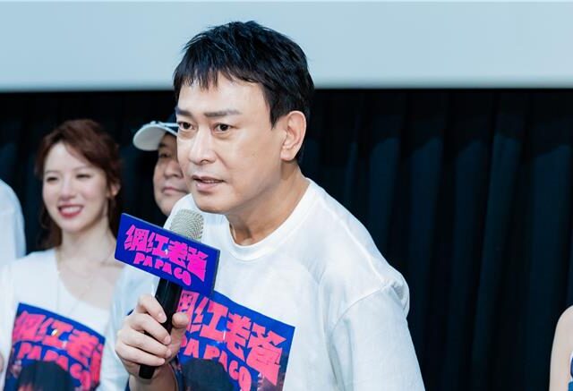 台灣新聞通訊社-王識賢《網紅老爸》收工接電話急返家 罕曝父女私下互動
