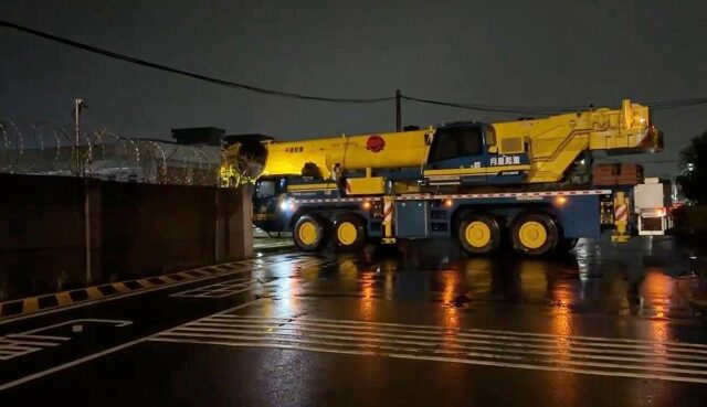 台灣新聞通訊社-漢光演習F-16衝出跑道！ 大型吊車駛入嘉義基地
