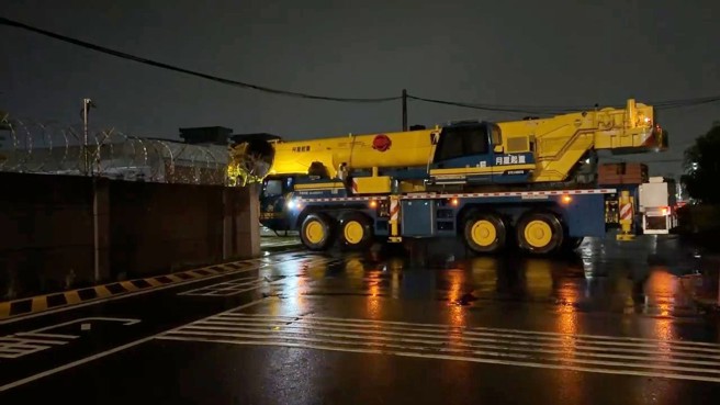 台灣新聞通訊社-漢光演習F-16衝出跑道！ 大型吊車駛入嘉義基地