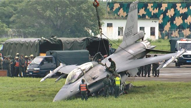 台灣新聞通訊社-漢光演習天雨路滑 F-16衝出跑道 空軍曝飛官、軍機現況