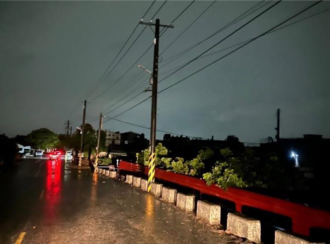台灣新聞通訊社-暴雨狂炸台南!860戶晚間突停電 台電揭原因