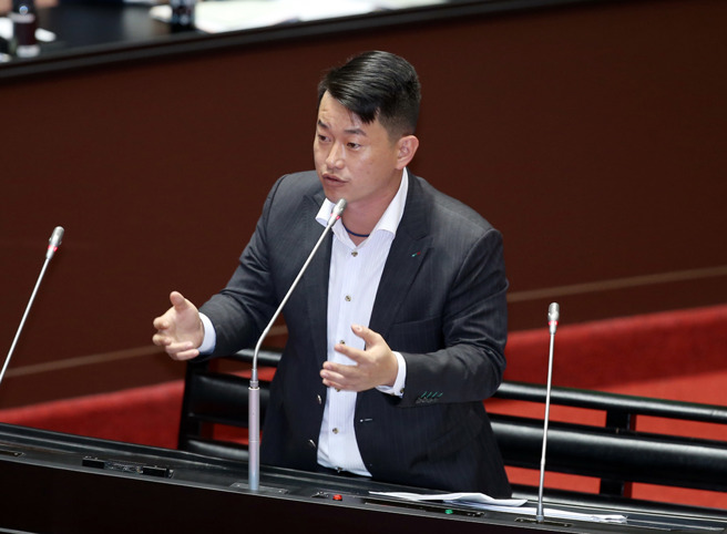 台灣新聞通訊社-和涉詐慈濟律師合照? 3Q陳柏惟回應了