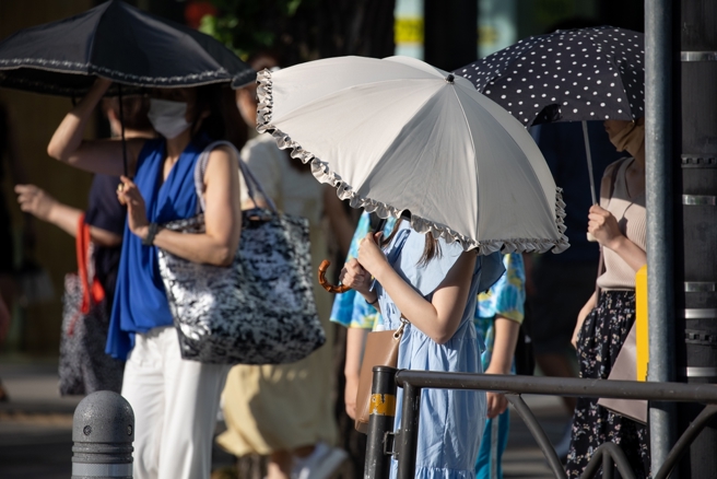 台灣新聞通訊社-日本熱爆!台人帶幼童趴趴走 1幕挨轟:只顧自己玩