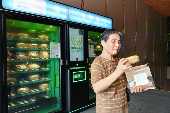 台灣新聞通訊社-食物、冰水免費拿!廣東街頭「神祕百寶箱」遞善意