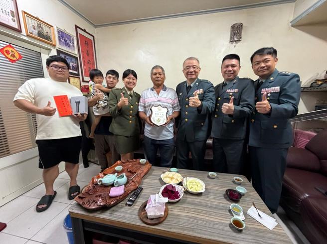 台灣新聞通訊社-政戰局副局長表揚模範父親 彰顯父德典範