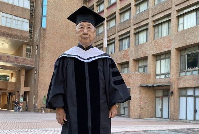 台灣新聞通訊社-92歲李富城靠做1事遠離憂鬱失智 拿到碩士還能報氣象