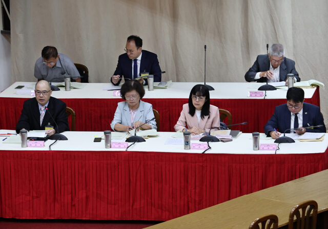 台灣新聞通訊社-監委自傳被酸不如高中生 學者質疑總統府恐涉偽造文書