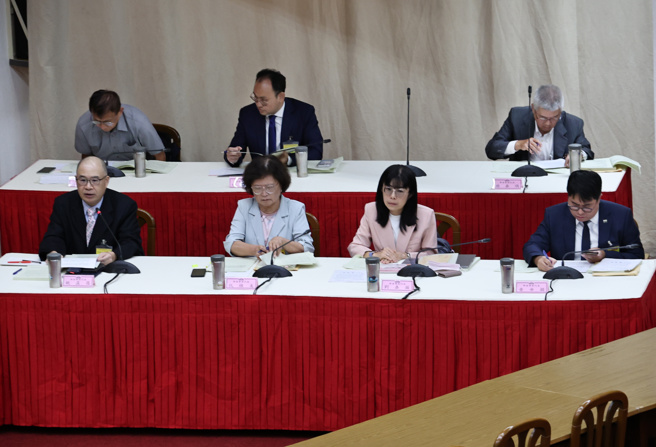 台灣新聞通訊社-監委自傳被酸不如高中生 學者質疑總統府恐涉偽造文書