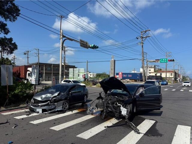 台灣新聞通訊社-影》桃園新屋驚悚車禍！直行車猛撞左轉車 1人傷送醫