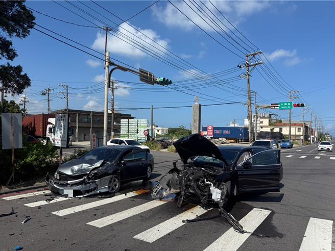 台灣新聞通訊社-影》桃園新屋驚悚車禍!直行車猛撞左轉車 1人傷送醫