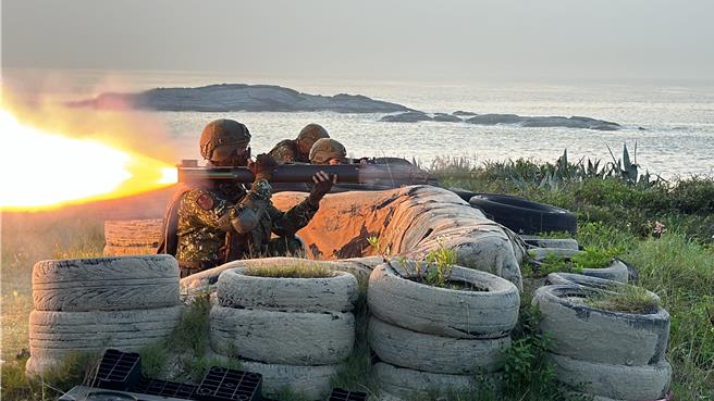 台灣新聞通訊社-漢光42》金門8小時內二度實彈射擊 無人機首度參演精準投彈殲敵