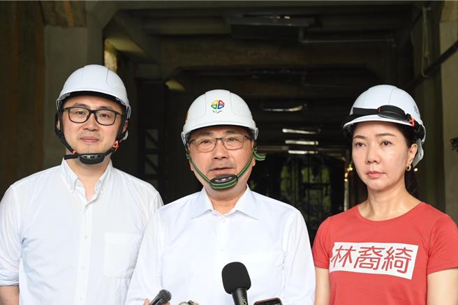 台灣新聞通訊社-關聖帝君聖誕 侯友宜送關公給李四川親暱稱呼「我的兄弟」