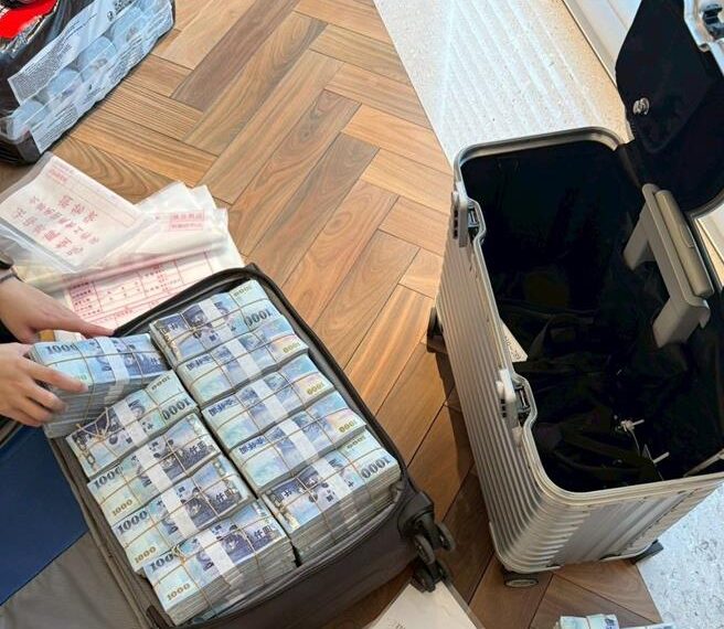 台灣新聞通訊社-見證嚴法師下跪博信任!明星律師打包票有疫苗門路 敲10億買黃金