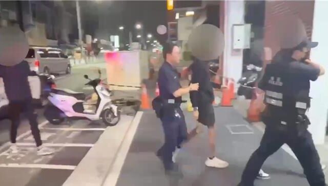 台灣新聞通訊社-一中商圈大亂鬥！6猴為3萬債街頭打進紅茶店 民眾看傻