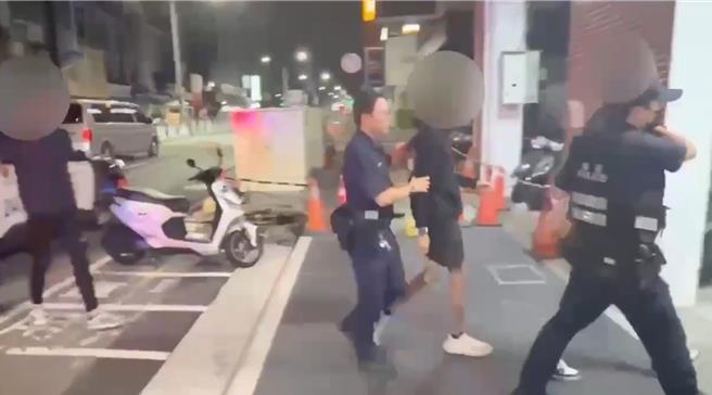 台灣新聞通訊社-一中商圈大亂鬥!6猴為3萬債街頭打進紅茶店 民眾看傻