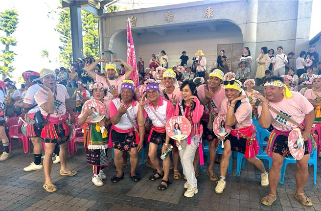 台灣新聞通訊社-穿族服慶原住民日!台東卑南女兒陳瑩、媳婦吳秀華感動發聲