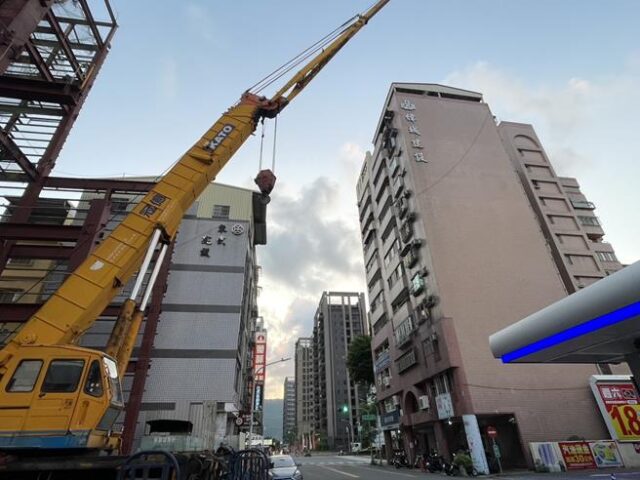 台灣新聞通訊社-高雄吊車吊臂懸半空搖晃「沒人看管」 對面是加油站路人心驚