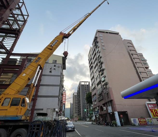 台灣新聞通訊社-高雄吊車吊臂懸半空搖晃「沒人看管」 對面是加油站路人心驚