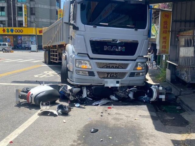 台灣新聞通訊社-桃園砂石車轉彎失控！衝撞停等紅燈3騎士 現場狀況曝