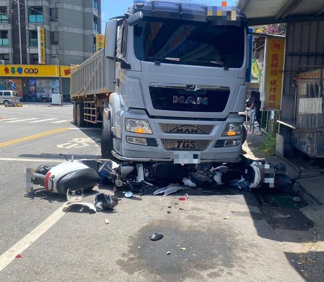 台灣新聞通訊社-桃園砂石車轉彎失控!衝撞停等紅燈3騎士 現場狀況曝