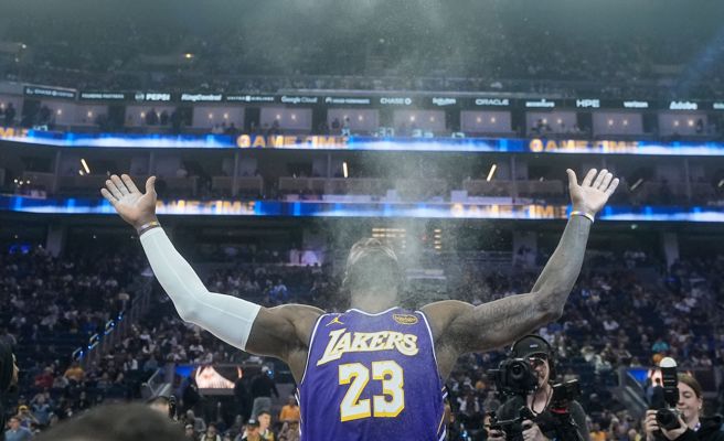 台灣新聞通訊社-NBA》詹皇8年湖人生涯如何評價?球迷撰文致謝:帶我們從谷底重返榮耀