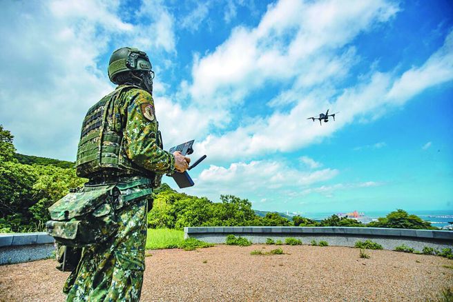 台灣新聞通訊社-《無人機作戰-2》無人機愈普及 操作權力下放愈基層